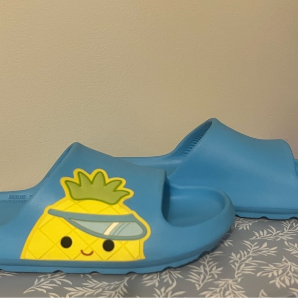 Women’s Squishmallows Maui the Pineapple Casual Molded Slide Sandal Size 11 / 12 - Picture 6 of 7